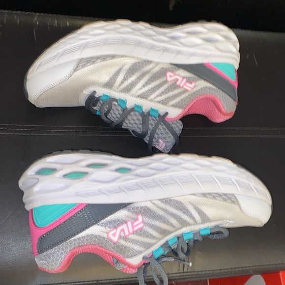 Fila gym shoes barely worn kinda new - Picture 4 of 6